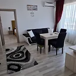 Διαμέρισμα 2 Apartment, Max 4 Persons, 30 Meters Far From The And The Black Sea Mamaia